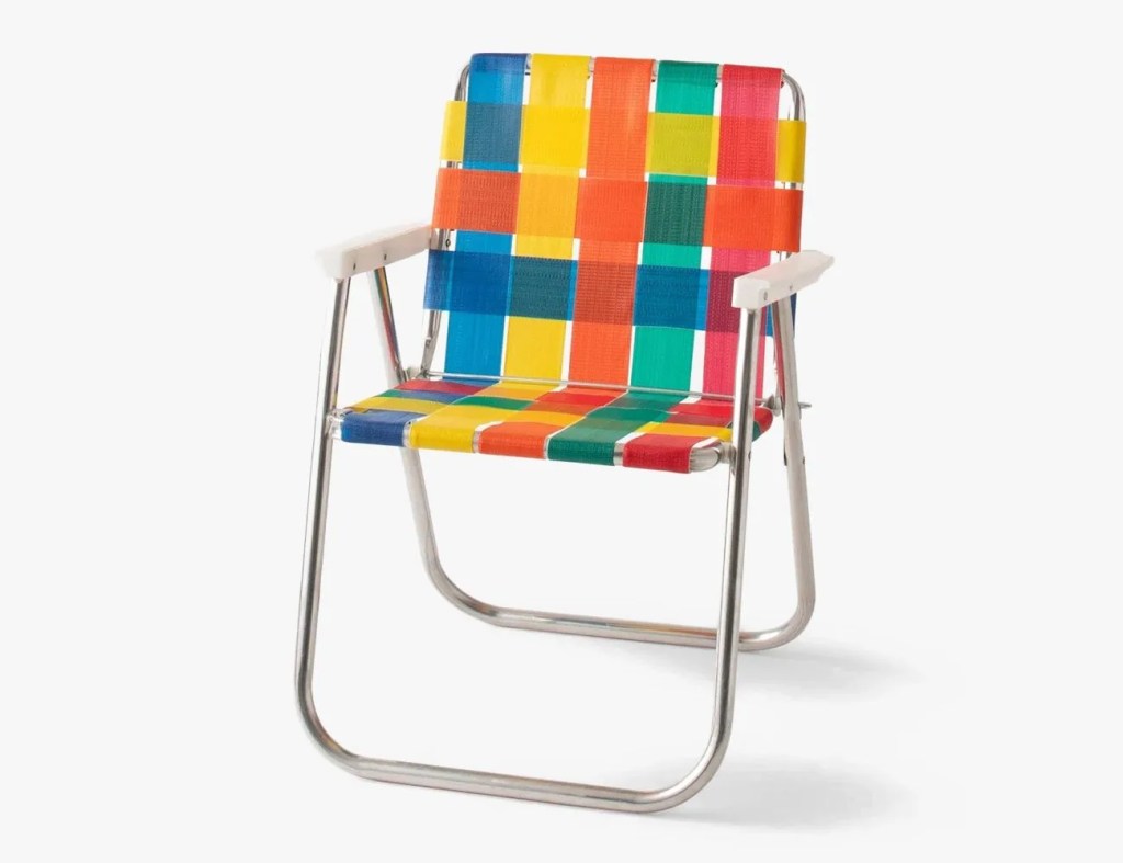 An Attractive Folding Lawn Chair for Your Backyard