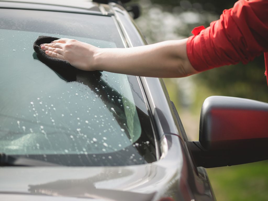 How to Clean Your Car Windshield | Amazing Cars and Drives Best way to clean windshield