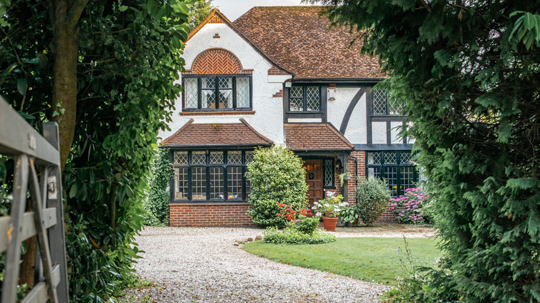 Comparing Driveway Materials: From Gravel to Pavers - Livinator Best rock for driveway