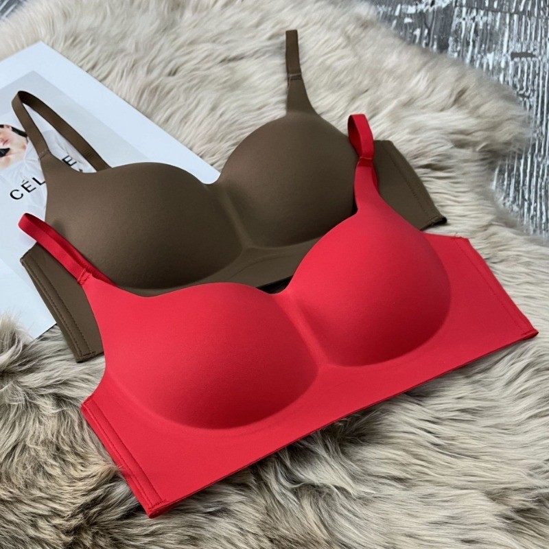 Find the best bra for small bust with our comprehensive guide to bra styles, key features, and tips for finding the perfect fit.