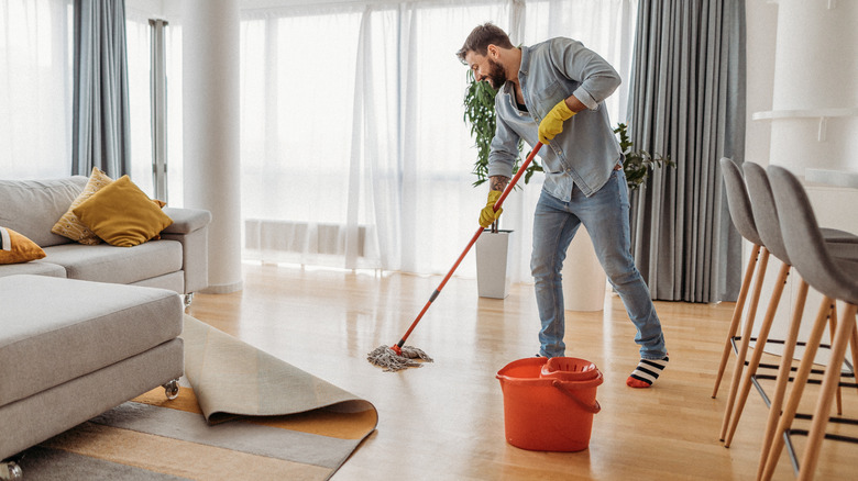 15 Best Mops for Vinyl Floors That Actually Work Wonders Best way to mop vinyl floors